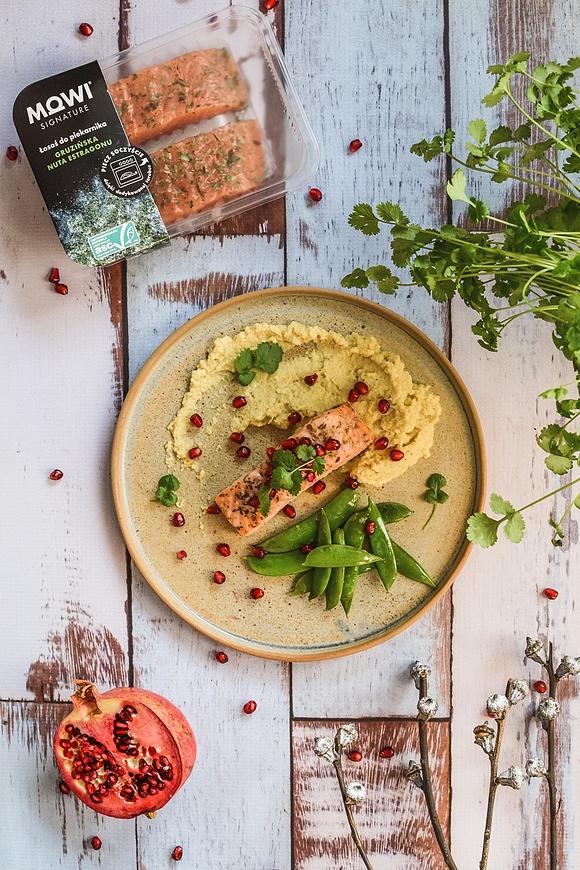 Łosoś na puree kalafiorowo-orzechowym z pestkami granatu