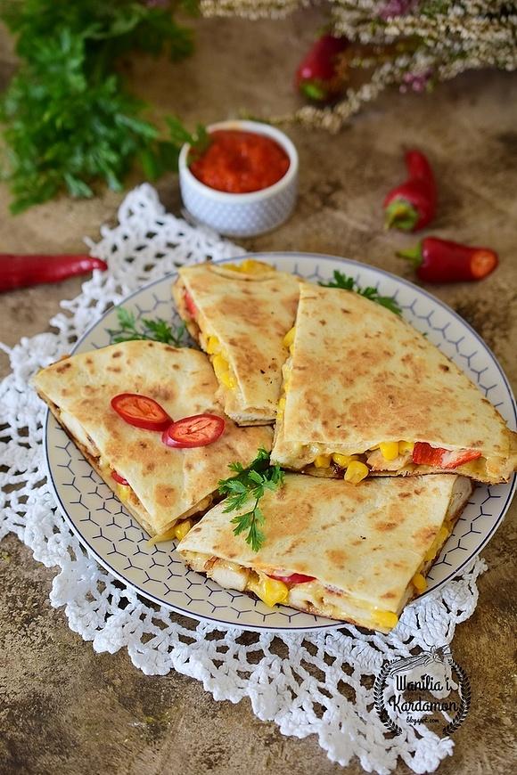 Quesadillas z kurczakiem i salsą paprykowo-pomidorową