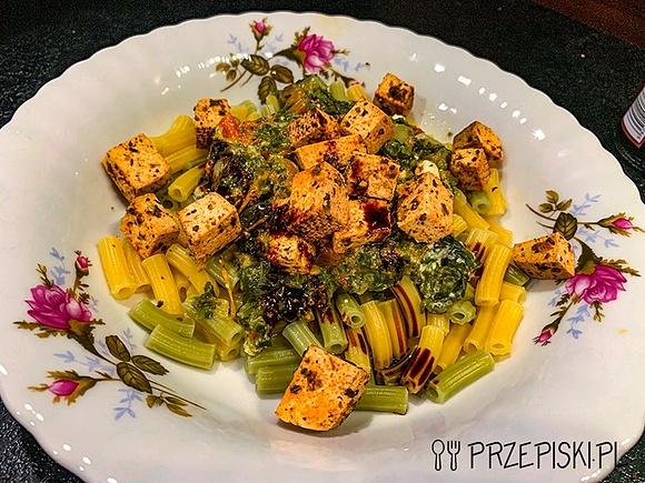Makaron z tofu, fetą i szpinakiem