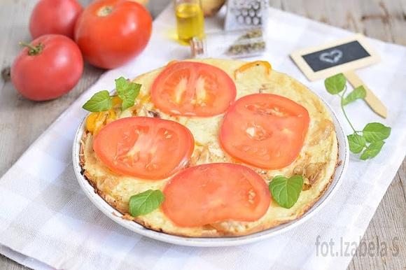 Pizza z patelni z warzywami i serem