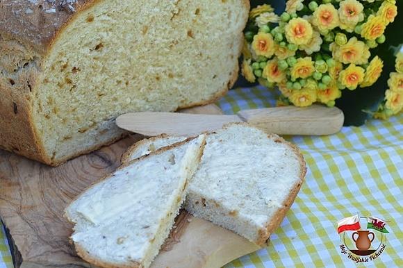Prosty domowy chleb pszenny na drożdżach