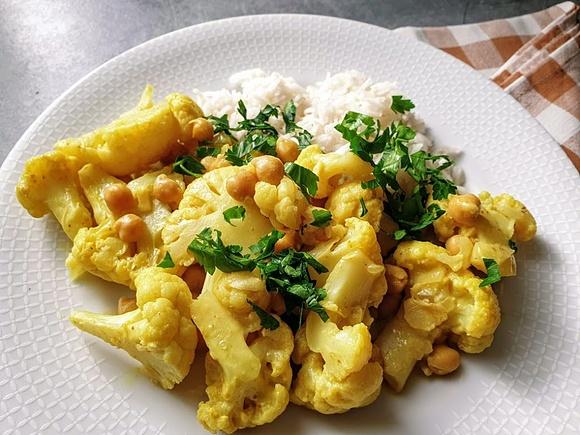 Curry z kalafiorem i ciecierzycą – prosty wegański przepis na obiad