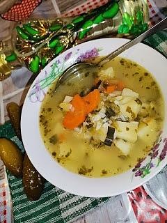 Kwaśna ogórkowa z ryżem bez śmietany