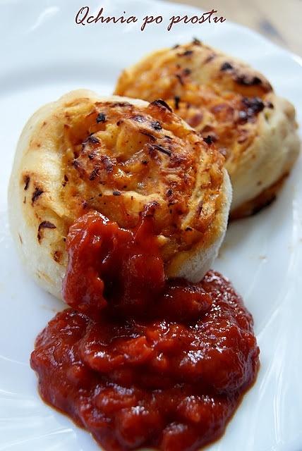 Drożdżowe ślimaczki z kurczakiem barbecue