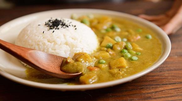 Rozgrzewające curry z batatem i groszkiem