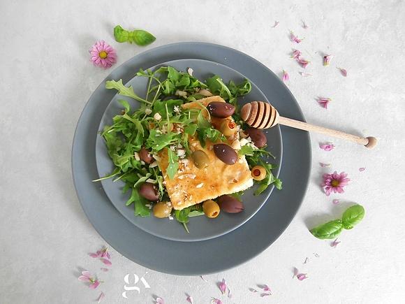 Smażona feta z syropem klonowym rukolą i oliwkami