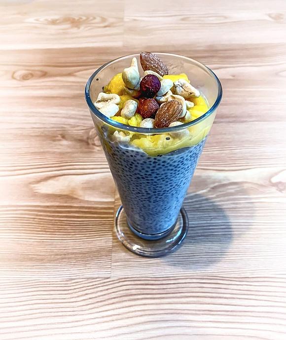 Pudding chia z musem mango na mleku sojowym