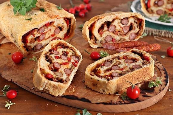 Pizza chleb z kabanosem i kurkami