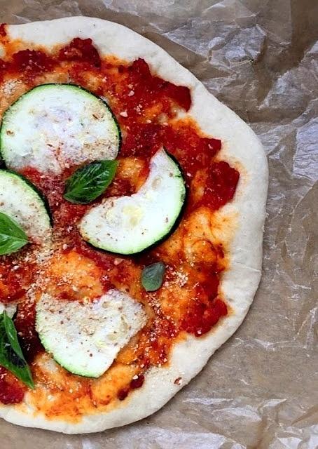 Pizza wegańska z mąki orkiszowej z cukinią i parmezanem wegańskim