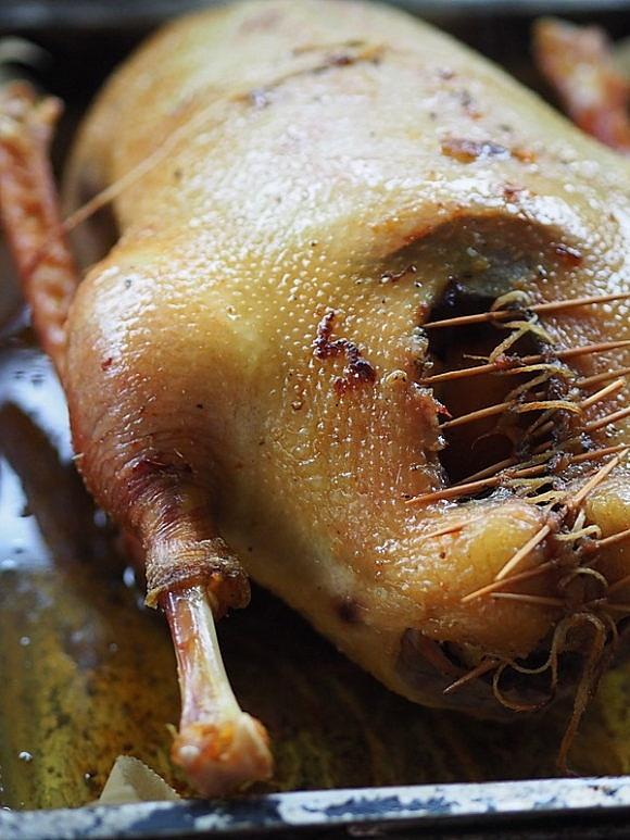 Gęś pieczona z jabłkami i cydrem – jak piec całą gęś?