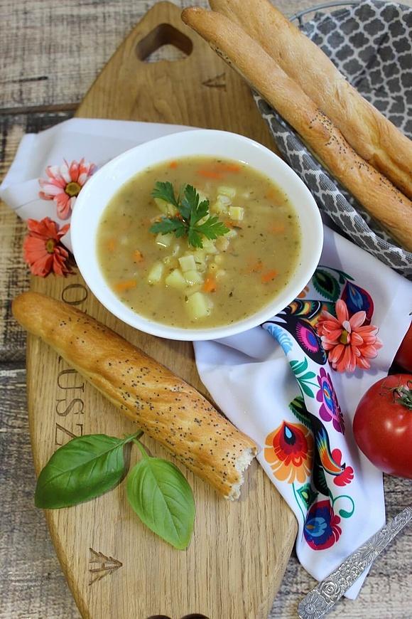 Szybka grochowa zupa z drożdżowymi paluchami z makiem