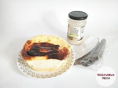 Serniczek z tahini i strąkami karobu