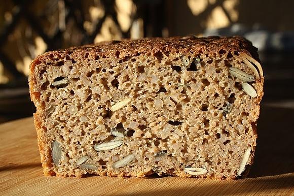 Duński chleb żytni w drewnianych formach do pieczenia