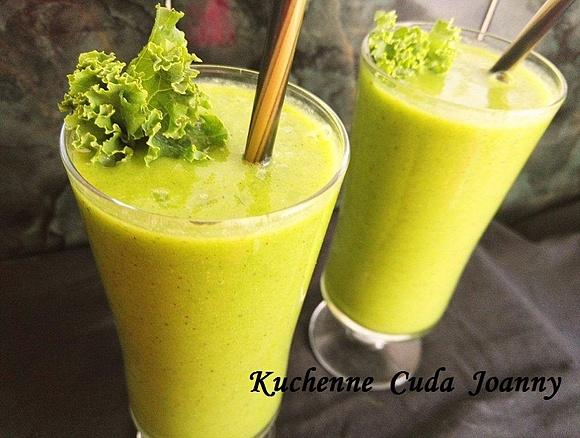 Smoothie z jarmużu ananasa i mango