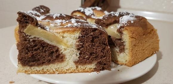 Dwukolorowa babka z jabłkami