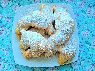 Rogaliki z dżemem truskawkowym