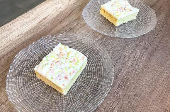 Tęczowy biszkoptowy torcik confetti ze śmietankowym kremem