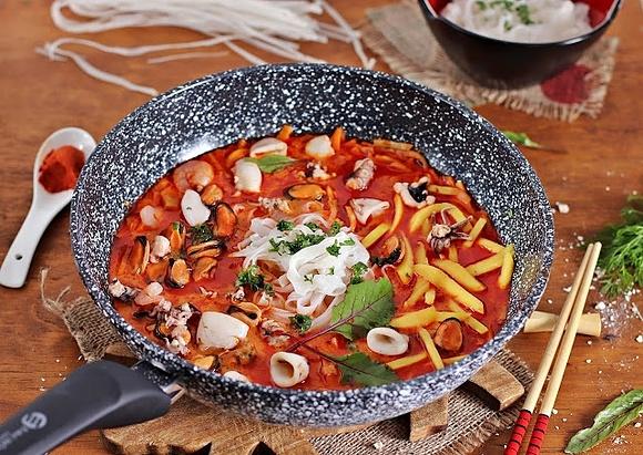 Owoce morza w czerwonym curry