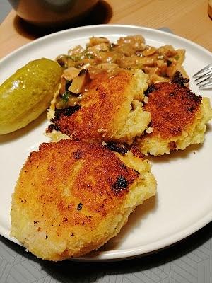 Kotlety jaglane z kalafiorem i sos pieczarkowym