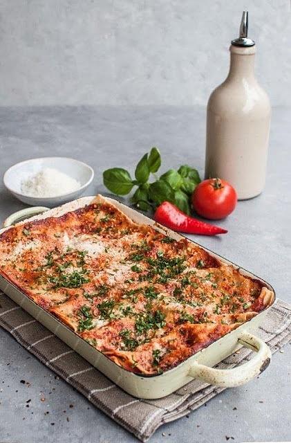 Lasagne z orkiszowym ciastem, cukinią i warzywnym sosem