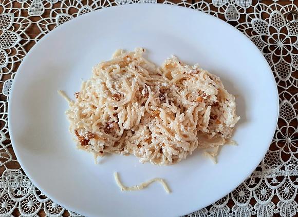 Makaron z twarogiem i skwarkami