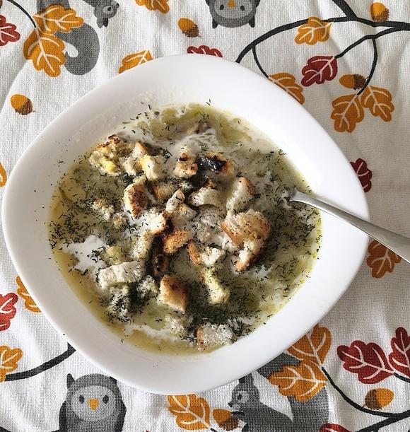 Zupa ogórkowa z grzankami
