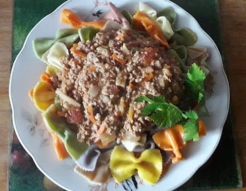 Makaron z mięsem mielonym i warzywami