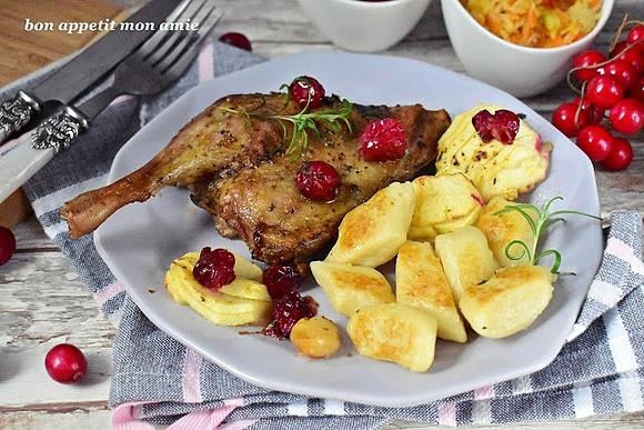 Pieczone udko z kaczki z sosem żurawinowym