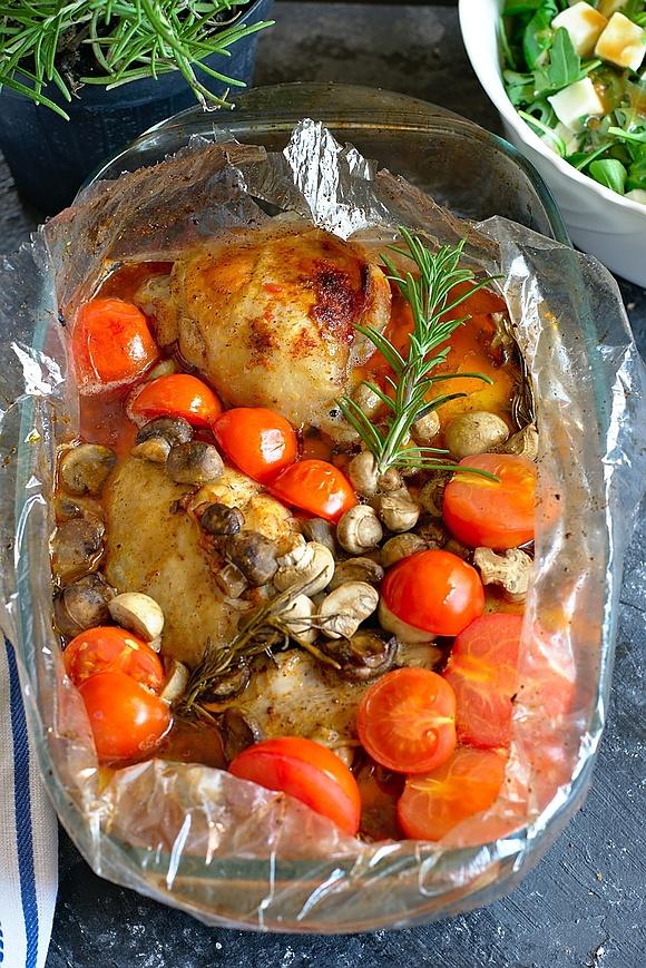 Udka kurczaka z rozmarynem, pieczarkami i pomidorkami koktajlowymi