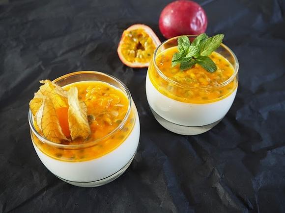 Panna cotta z mango i marakują