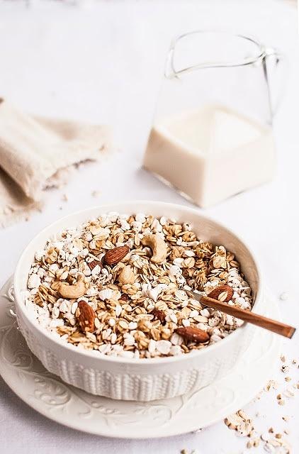 Granola z mlekiem z kaszy gryczanej