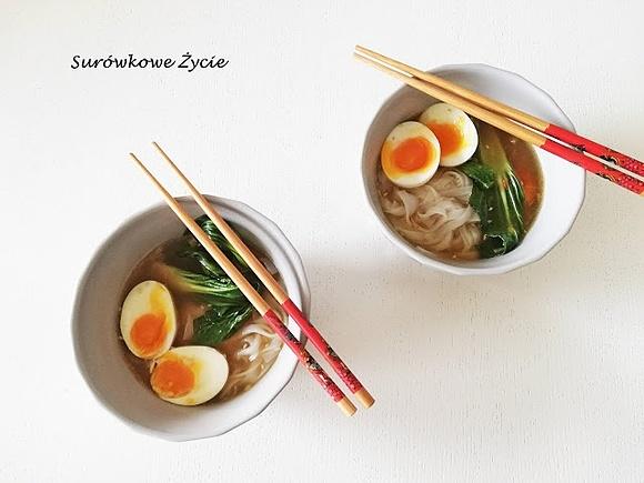 Zupa ramen z kapustą pak choi bez mięsa