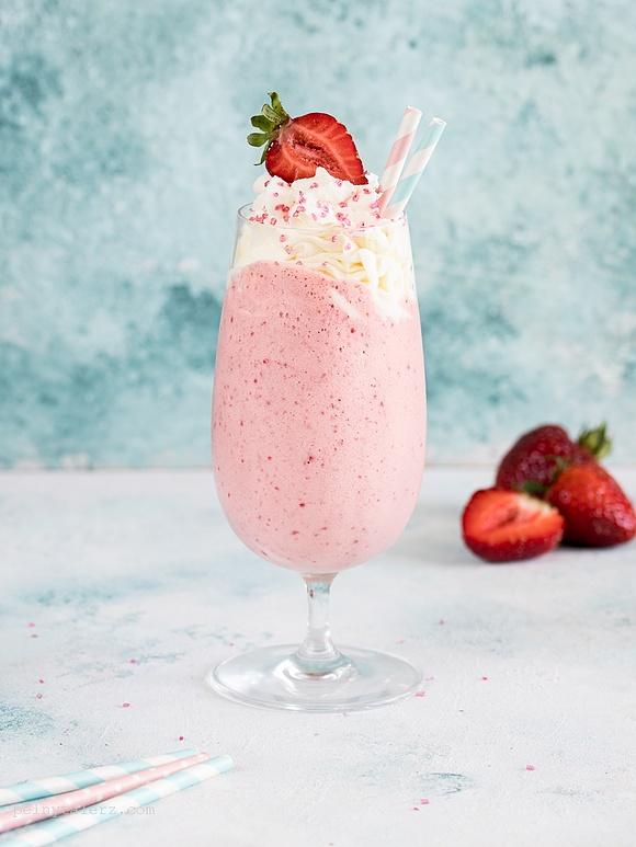 Shake truskawkowo-śmietankowy