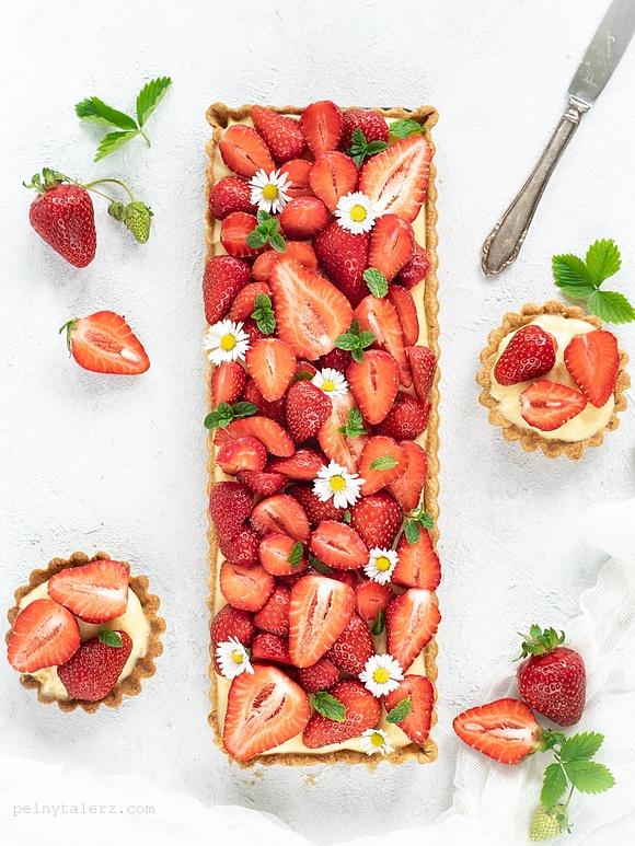 Tarta z budyniem i truskawkami