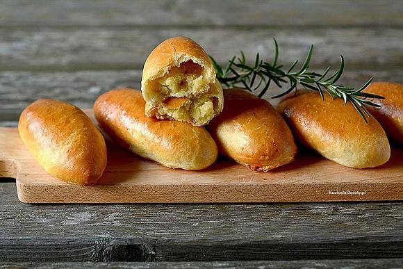Pierożki drożdżowe z ziemniakami i cebulą