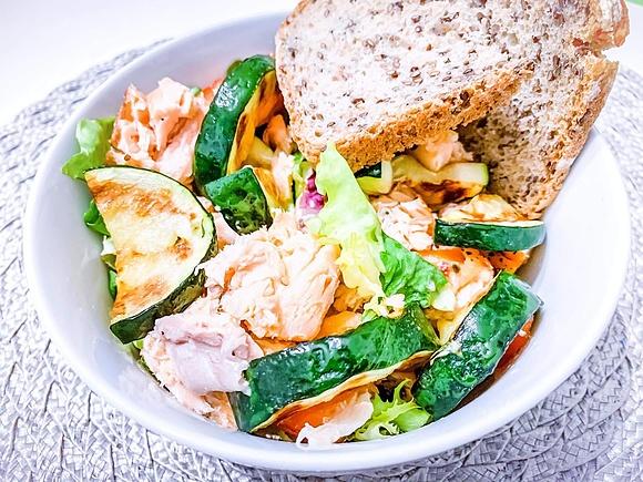 Sałatka z dorszem i grzankami - lekka i zdrowa kolacja