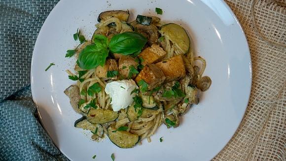 Makaron z cukinią i tofu
