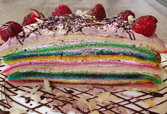 Tort z kolorowych naleśników
