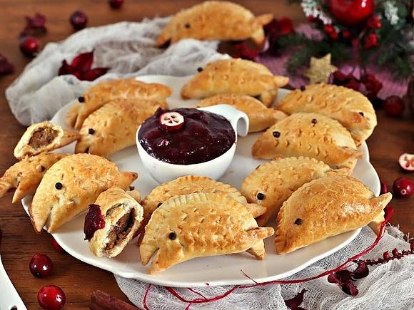 Pierożki rybne z pasztetem i sosem żurawinowym