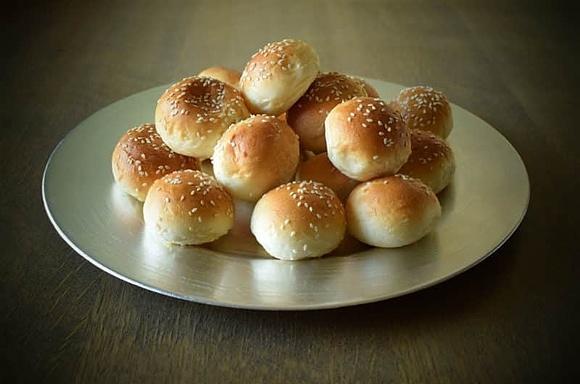 Odrywane bułeczki z pomidorami i mozzarellą