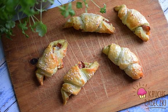 Rogaliki z ciasta francuskiego z pesto szynką parmeńską i mozzarellą