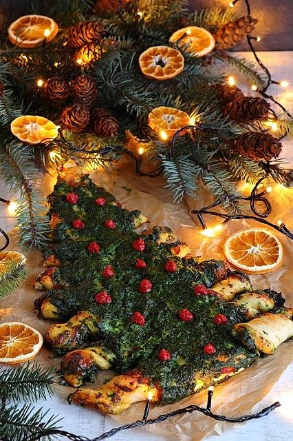 Pizza choinka ze szpinakiem i mozzarellą