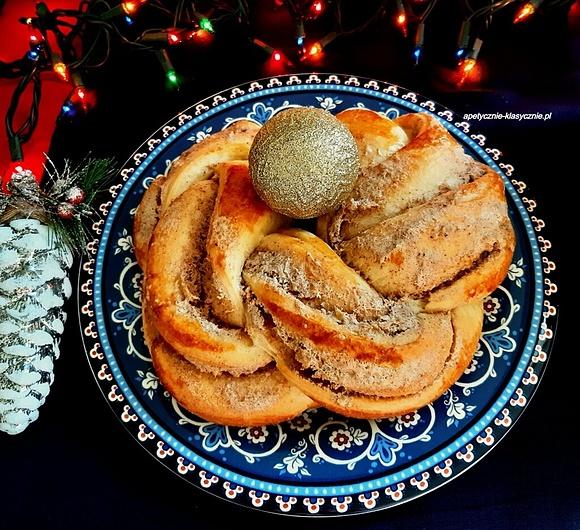 Wieniec drożdżowy z nadzieniem orzechowym