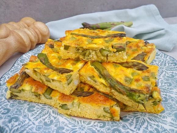 Pieczona frittata ze szparagami