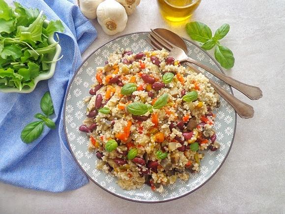 Sałatka z kaszą bulgur, czerwoną fasolą, papryką i bakłażanem