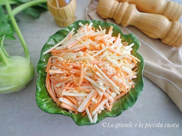 Surówka coleslaw z kalarepą