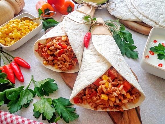 Burrito z ryżem i mięsem mielonym