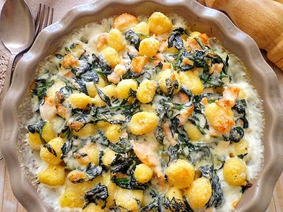 Gnocchi zapiekane ze szpinakiem i wędzonym łososiem