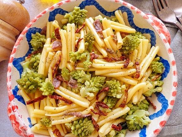 Makaron z kalafiorem romanesco i suszonymi pomidorami