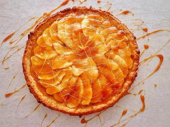 Jabłkowa tarta z karmelem